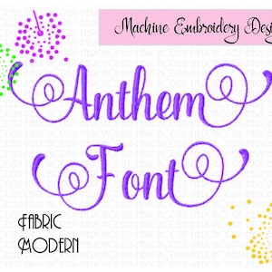 Puede incluir: Diseño de bordado a máquina para la palabra "Anthem" en una fuente cursiva púrpura. El texto está sobre un fondo blanco con una pancarta rosa en la parte superior que dice "Machine Embroidery Design".