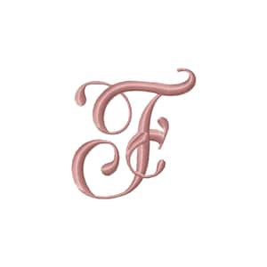 以下が含まれることがあります： 筆記体フォントで刺繍されたダスティローズピンクの文字「F」。この文字は、エレガントなループと曲線を描く装飾的で流れるようなデザインが特徴で、密度の高いテクスチャーのあるステッチパターンが施されており、立体的な効果を生み出しています。
