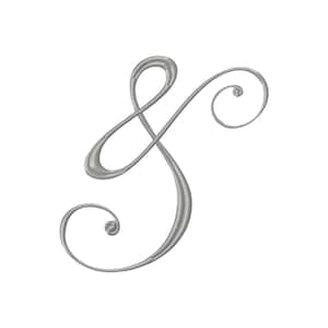 Puede incluir: Un símbolo ampersand de color plateado representado en una fuente caligráfica fluida. El carácter presenta curvas suaves y redondeadas y elegantes terminales en espiral en la parte superior e inferior, creando un diseño continuo.