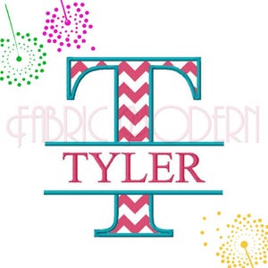 Puede incluir: Un diseño de bordado que presenta una letra T grande con un patrón de chevrón rosa y blanco, delineado en verde azulado. El nombre TYLER está bordado en letras mayúsculas rosas dentro de un marco horizontal verde azulado. Acentos de estrellas verdes, rosas y amarillas.