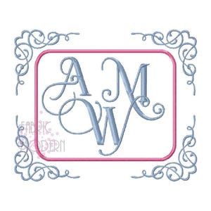 Puede incluir: Un diseño de bordado que presenta las letras A, M y W en una fuente cursiva de color azul claro. El monograma está encerrado en un borde rosa rectangular redondeado, con adornos de volutas azul claro situados en las cuatro esquinas.