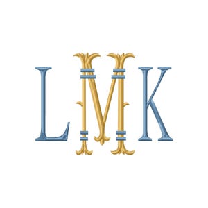 Puede incluir: Un diseño de monograma con las tres letras L, M y K. Las letras L y K están representadas en color azul claro con una fuente serif. La letra central M es más grande, de color dorado y presenta adornos decorativos.