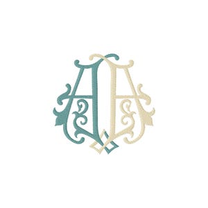 Op de afbeelding: Een geborduurd monogram met de letters A en E verstrengeld in een decoratief lettertype. De letter A is uitgevoerd in blauwgroene draad, terwijl de letter E is geborduurd in crèmekleurige draad, beide voorzien van sierlijke krullen.