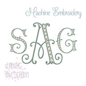 Può includere: Un disegno per ricamo a macchina che presenta le lettere del monogramma S, A e G in una tavolozza di colori verde salvia e crema con ghirigori e punti decorativi. Il testo Machine Embroidery appare in alto e FABRIC MODERN in basso.