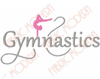 以下が含まれることがあります： グレーのスタイリッシュな筆記体で「Gymnastics」という文字が刺繍されたデザイン。文字の「m」の上には、逆立ちをしている人物のピンク色の単色シルエットが配置されており、テキストデザインの一部として統合されています。