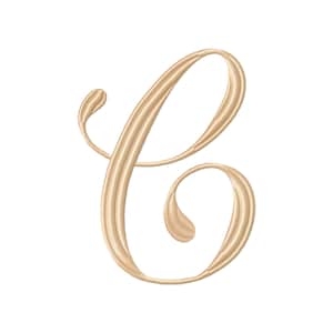 Könnte beinhalten: Ein dekorativer Buchstabe C in metallischem Champagnergold mit glatter, glänzender Oberfläche. Das Zeichen zeichnet sich durch einen eleganten, fließenden Schreibschriftstil mit abgerundeten Enden und variierender Linienstärke aus.