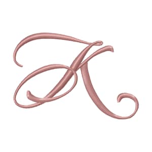 Puede incluir: Una letra "K" bordada en color rosa en un estilo de escritura fluida. La letra tiene un diseño delicado y cursivo con un remolino decorativo en la parte inferior y superior. El hilo de bordar crea un efecto texturizado sobre fondo blanco.