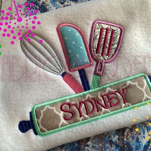 Little Baker Name frame Machine Embroidery pattern Applique' 4x4, 4x6, 5x7 and 6x8 apron design kitchen utensils 734 imagem 2