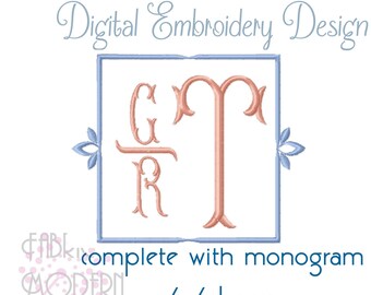 Könnte beinhalten: Ein digitales Stickmuster mit einem hellblauen quadratischen Rahmen und dekorativen Seitenakzenten. Im Inneren zeigt ein pfirsichfarbenes Monogramm die Buchstaben G, R und T. Der Text lautet Digital Embroidery Design, complete with monogram, 4x4 hoop.