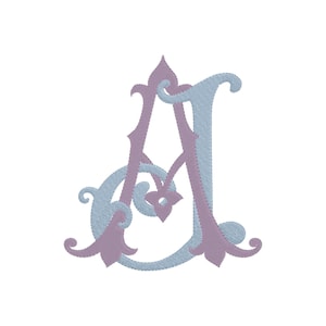 Puede incluir: Un monograma bordado que presenta las letras A y J entrelazadas. La letra A está realizada en un hilo color lavanda suave con adornos decorativos, mientras que la letra J está bordada en un hilo azul claro, creando un efecto de capas.