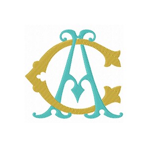 Peut inclure: Un monogramme brodé représentant les lettres C et A entrelacées. La lettre C est réalisée en fil jaune doré avec des ornements décoratifs, tandis que la lettre A est brodée en fil turquoise vif, se superposant à la lettre C.
