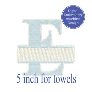 Könnte beinhalten: Ein gestickter Buchstabe E in hellblau mit einem weißen Banner darunter. Das Stickmuster ist 5 Zoll hoch und eignet sich für Handtücher. Der Text "Digital Embroidery machine Design" befindet sich in einem blauen Kreis.