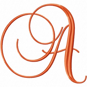Puede incluir: Una letra A bordada de color naranja brillante con una fuente cursiva decorativa y fluida con curvas y bucles elegantes. El diseño está realizado con un patrón de puntada de satén denso, creando una apariencia texturizada sobre fondo blanco.
