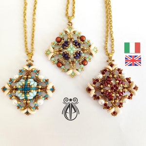 Pode incluir: Três colares de corrente dourada com pingentes quadrados feitos de contas brancas, marrons e douradas. Os pingentes apresentam um design geométrico com um grupo central de contas azuis, verdes ou vermelhas.