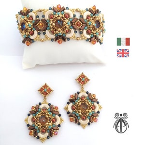 Può includere: Un set di gioielli in perline composto da un braccialetto e orecchini. Il braccialetto e gli orecchini sono realizzati con perline bianche, dorate, marroni, blu e arancioni. I gioielli hanno un design geometrico.