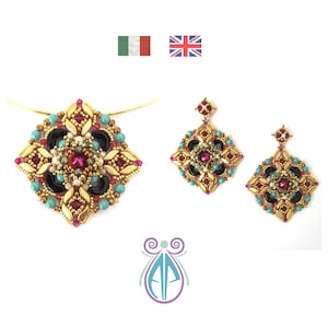 Può includere: Una collana d'oro e orecchini abbinati con un ciondolo quadrato e orecchini. Il ciondolo e gli orecchini sono realizzati con perline dorate e presentano un design geometrico con perline nere, turchesi e rosa.