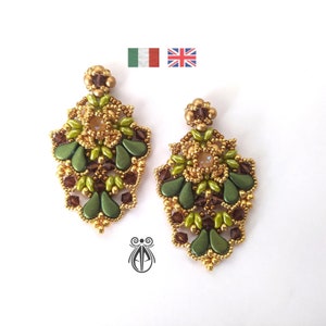 Könnte beinhalten: Ein Paar grüne und goldene Perlenohrringe in Tropfenform. Die Ohrringe sind aus kleinen Perlen gefertigt und haben ein zartes, filigranes Design.