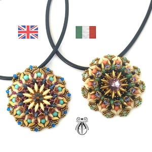Può includere: Due collane di perline con pendenti floreali intricati. Un pendente è in tonalità di blu, verde e oro, mentre l'altro è in tonalità di rosa, arancio e oro.