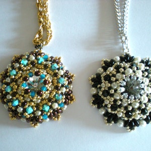 Può includere: Due collane di perline con ciondoli. Il ciondolo a sinistra è un fiore di perline marroni, dorate, bianche e turchesi. Il ciondolo a destra è un fiore di perline nere, bianche e dorate.