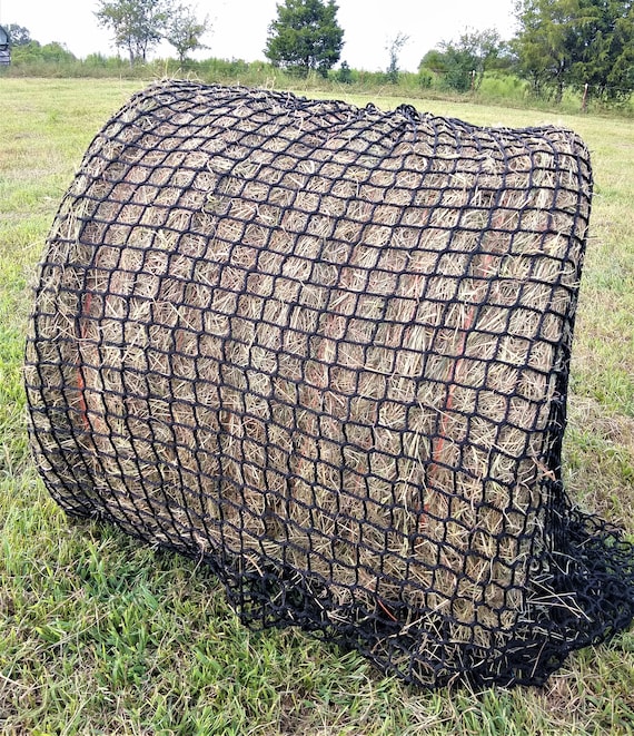 Round bale hay net outlet