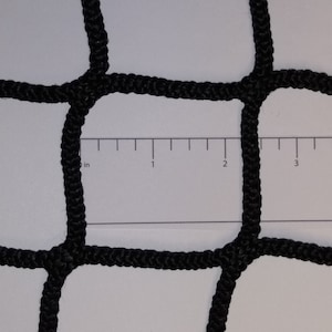 Pu&ograve; includere: Primo piano di una rete nera con un righello che mostra 7,6 cm. La rete &egrave; realizzata con una corda spessa e intrecciata.