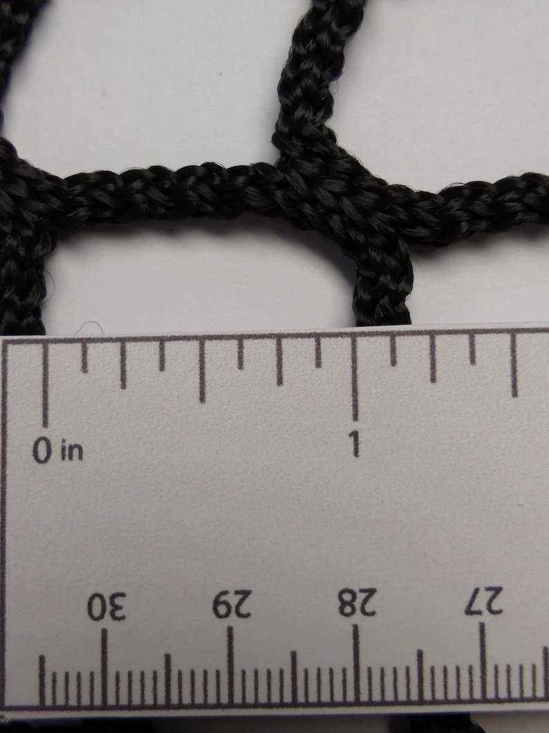 Pu&ograve; includere: Primo piano di una rete nera con un righello che mostra che la dimensione della maglia &egrave; di 1 pollice (2,54 cm).