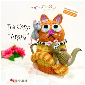 Peut inclure: Un chauffe-thé en crochet en forme de chat orange avec deux petites souris en crochet. Le chat a un nez rose et des yeux blancs. Le chauffe-thé est rayé orange et jaune. Le texte "Tea Cosy: "Angus"" est écrit en lettres noires sur fond blanc.
