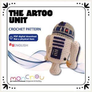 Könnte beinhalten: Häkelanleitung für einen weißen und blauen R2-D2 Roboter Amigurumi. Die Anleitung ist als digitaler Download in englischer Sprache verfügbar. Das Bild zeigt den fertigen Amigurumi.