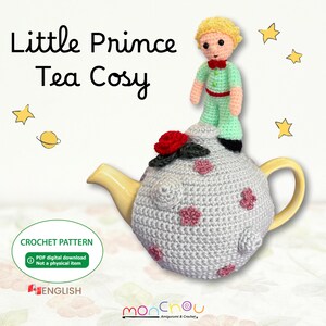 Pode incluir: Uma chaleira de chá de crochê com o tema do Pequeno Príncipe. A chaleira cinza tem detalhes de flores rosa e uma rosa vermelha. Uma figura de crochê do Pequeno Príncipe está no topo. A imagem inclui o texto "Little Prince Tea Cosy" e "CROCHET PATTERN".