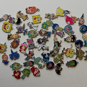 May include: A collection of colourful metal charms featuring cartoon characters, including Disney princesses, superheroes, and popular cartoon characters. The charms are perfect for adding a touch of whimsy to jewellery, keyrings, or other crafts.