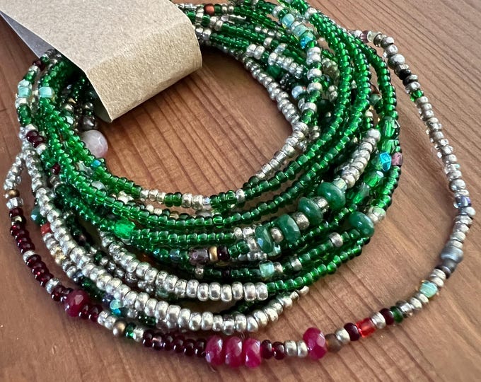 Elegante collana di perline verde, argento e pietre di agata