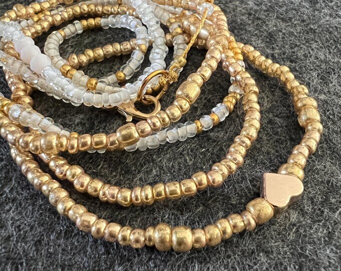 Elegante collana di perline bianco e oro