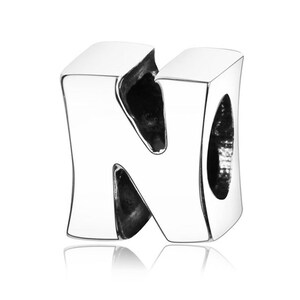 Letra N, dije nuevo en plata de ley con iniciales y alfabeto. Todas las letras están disponibles. S925 genuino. Compatible con todas las pulseras.
