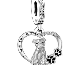 Könnte beinhalten: Silberner Anhänger mit einem herzförmigen Design, das einen kleinen Hund und den Text "I love you forever" zeigt. Der Anhänger hat eine kleine Schlaufe oben zum Anbringen an einem Armband oder einer Halskette.