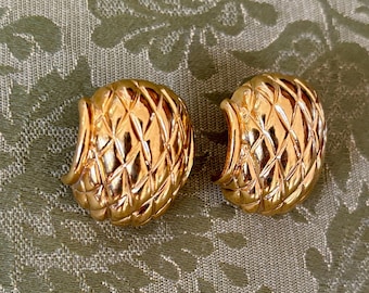 Vintage Signed Napier Chunky Curved Oval Basket Weave Quilted  Gold Tone Clip On Earrings