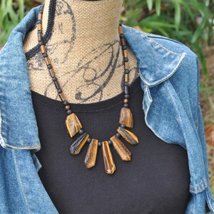 Conjunto de collar y pulsera de ojo de tigre: joyería con cuentas de piedra volcánica imagen 1