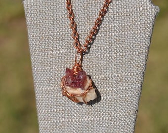 Collar de cristales de turmalina rosa en cuarzo: colgante hecho a mano envuelto en alambre de cobre
