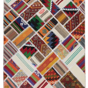 Peut inclure: Un tapis patchwork aux couleurs vives et aux motifs variés. Le tapis présente une variété de formes et de motifs géométriques, notamment des rayures, des losanges et des motifs floraux. La palette de couleurs comprend le rouge, l'orange, le vert, le bleu et la crème.