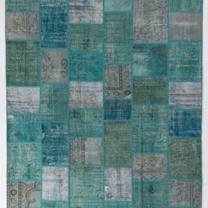以下が含まれることがあります： 青と緑の様々な色合いのパッチワークラグ。ラグはそれぞれ異なるパターンを持つ多くの正方形で構成されています。ラグは、どんな部屋にも色とスタイルを加えるのに最適です。