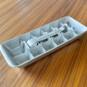 Aprikote Ice Cube Tray, Large Size Silicone Flexible 8 Cavity Ice