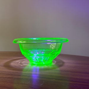 Vintage *Uranium Glass* Green Depression Bowl, Anchor Hocking