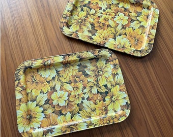 1970s Metal TV Trays/Serving Trays, Vintage Daisy Tray, Floral Tray, Retro Decor, Vintage Floral Decor