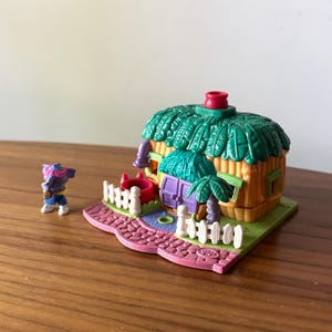1994 Polly Pocket Compact, Jumbo’s Lodge from the Animal Wonderland Collection, 1994 Bluebird, England, Polly Pocket Compact