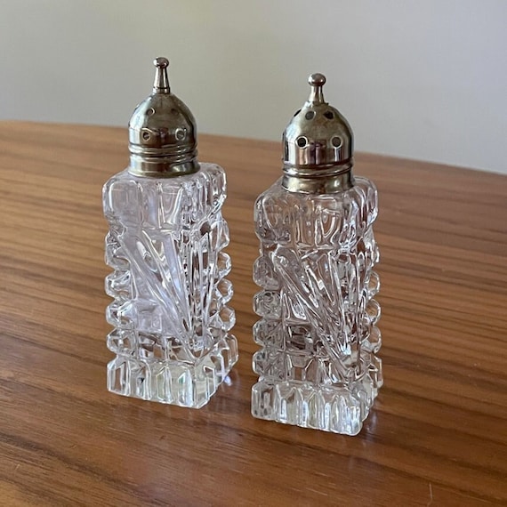 Salt And Pepper Shakers Glass Set (clear)