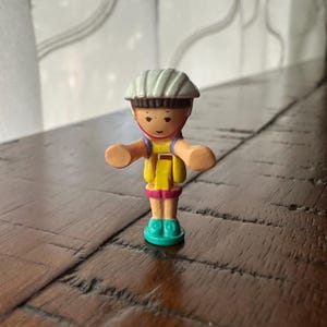 1994 Polly on the Go, Polly’s Bicycle Friends Replacement Piece: Michelle, Vintage Polly Pocket, Polly Pocket Replacement Pieces