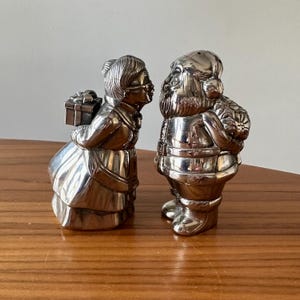 Kissing Santa and Mrs. Claus Salt and Pepper Shakers, Christmas Salt and Pepper Shakers, Santa Claus, Christmas Kitchen, Silver