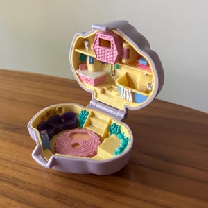1993 Polly Pocket Compact, Polly’s Puppy Show from the Furry Pets Collection, Pale Purple, 1993 Bluebird, England, Polly Pocket Compact