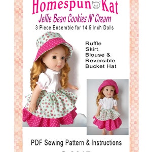 Op de afbeelding: Een PDF-naai-patroon voor een 3-delige poppenoutfit, inclusief een geruite rok, blouse en omkeerbare emmerhoed. Het patroon is ontworpen voor poppen van 36,8 cm. De afbeelding toont een pop die de complete outfit draagt, met een roze en groene bloemenprint.