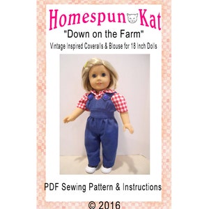 Puede incluir: Un patr&oacute;n de costura PDF para hacer un mono y una blusa de inspiraci&oacute;n vintage para mu&ntilde;ecas de 46 cm. El patr&oacute;n se titula "Down on the Farm" y presenta una mu&ntilde;eca con las prendas terminadas. La mu&ntilde;eca tiene el pelo rubio y lleva una blusa de cuadros rojos y blancos y un mono vaquero azul.