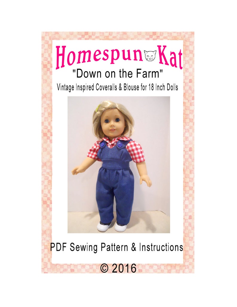 Puede incluir: Un patr&oacute;n de costura PDF para hacer un mono y una blusa de inspiraci&oacute;n vintage para mu&ntilde;ecas de 46 cm. El patr&oacute;n se titula "Down on the Farm" y presenta una mu&ntilde;eca con las prendas terminadas. La mu&ntilde;eca tiene el pelo rubio y lleva una blusa de cuadros rojos y blancos y un mono vaquero azul.